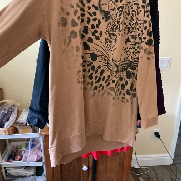 EUC, Chico’s awesome Leopard Print Tan long sleeve top. Sz. 1 - Picture 4 of 4